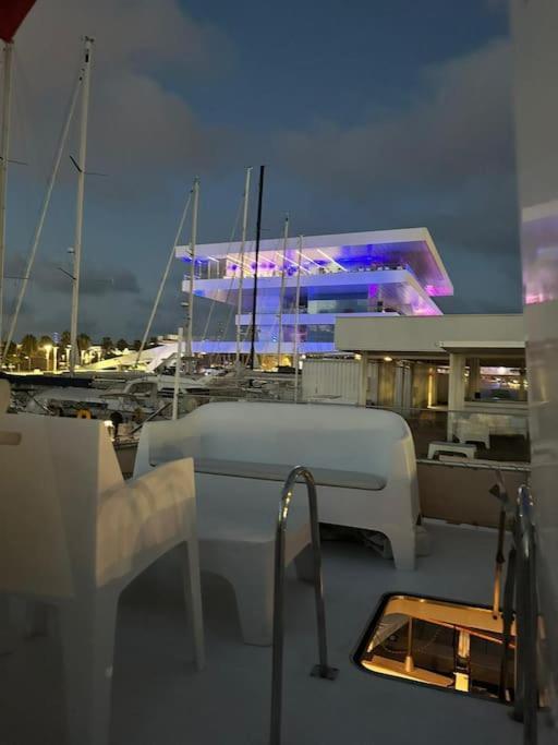 ולנסיה Noche Insolita En Yate De 16M A 2 Minutos De La Playa מראה חיצוני תמונה